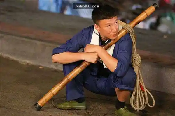 这个妈妈靠著捡破烂养大了一个大明星,谁都没料到