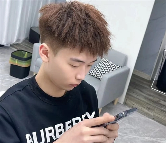 年轻男士热门烫发 帅气渣男锡纸烫_男生烫发 - 美发站