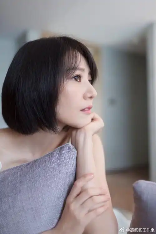 高圆圆针织衫搭配波波头短发,少女感十足,她这款发型减龄又时髦