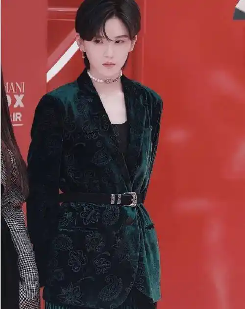 the9成员最新饭拍,刘雨昕像"公子哥",看到谢可寅心动了_虞书欣_陆柯燃