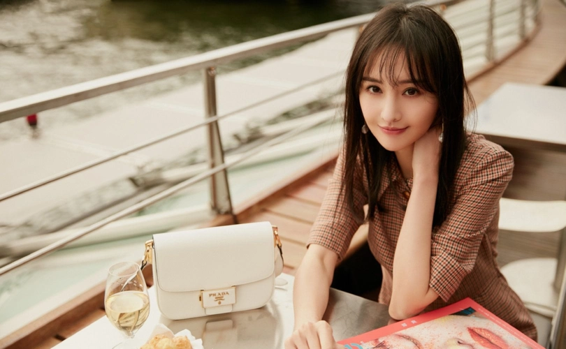 你还觉得郑爽身材平庸当她穿上红色v领短裙时立刻惊艳全场