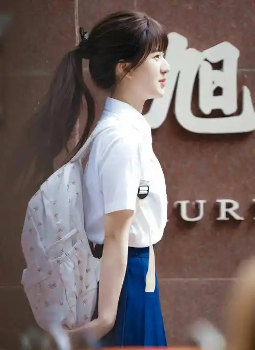 赵露思新剧校服高马尾造型好甜美,是很青春可爱的女高中生桑稚啊_飞吻