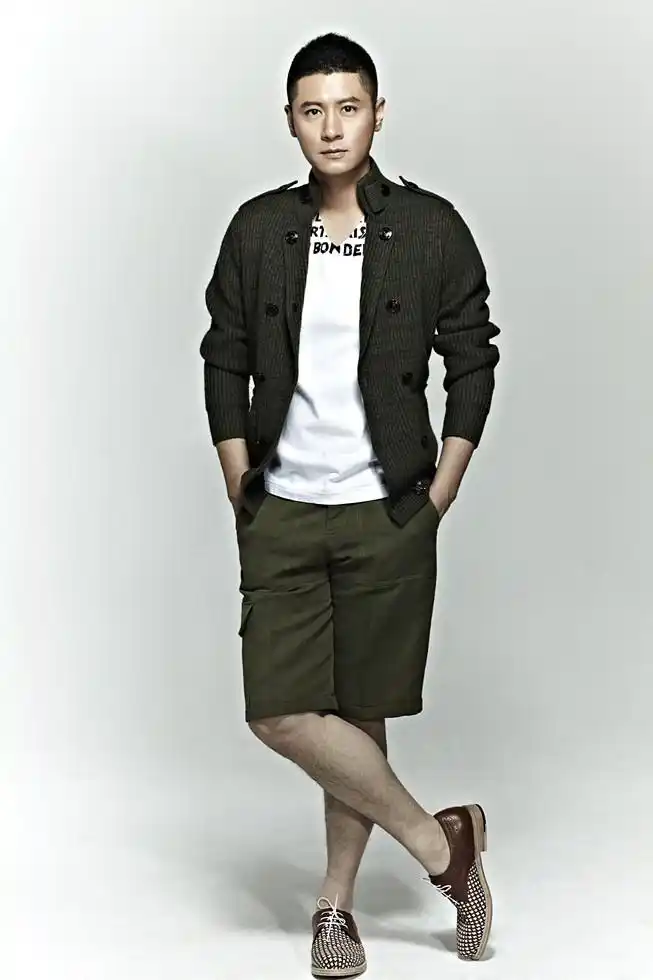 新浪娱乐讯 任重曝光一组最新军旅风写真,修身毛衣搭配军风短裤,造型