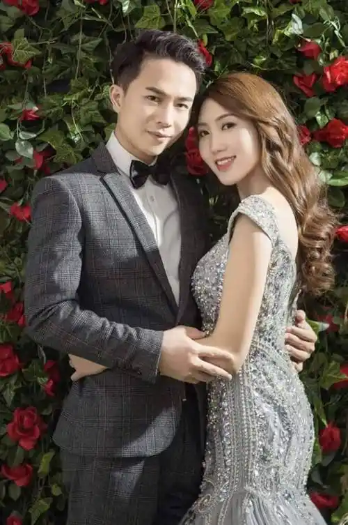 37岁歌手欢子现身简陋商演,紧皱眉头再唱成名曲,台下仅一人互动_刘璐