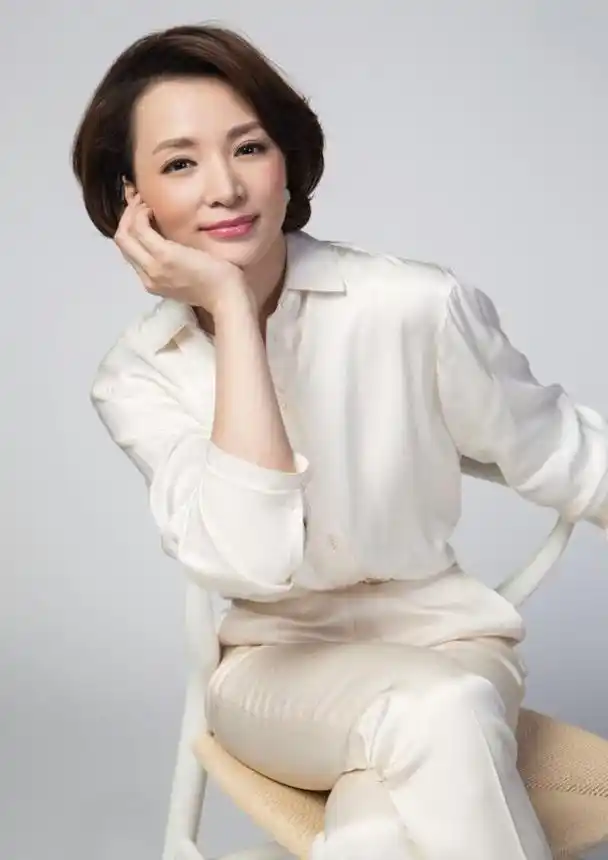 董卿优雅现身,穿灰色裹身裙扎丸子头意外好看,腹有诗书气自华