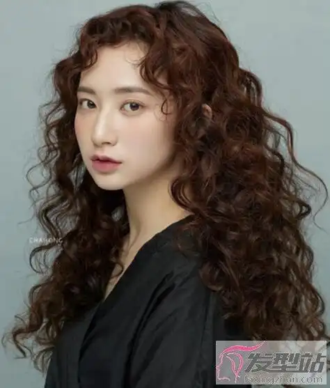 女生长发适合烫什么卷 嬉皮卷发显发量诠释复古风_发型站_最新流行