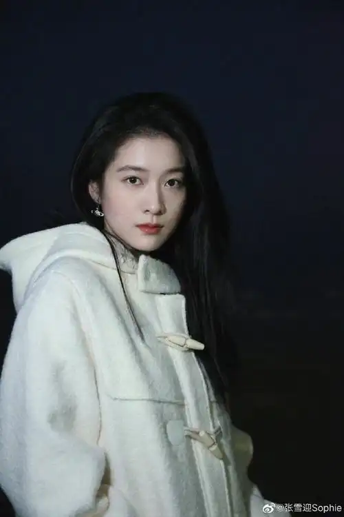 组图:张雪迎海边迎风随拍释出 格纹长裤文艺感曙光少女_高清图集_新浪