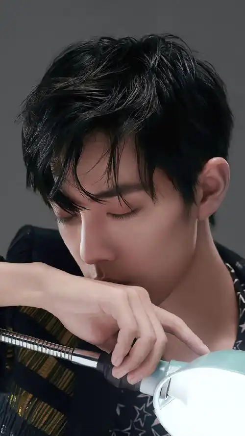 肖战冷峻帅气写真手机壁纸