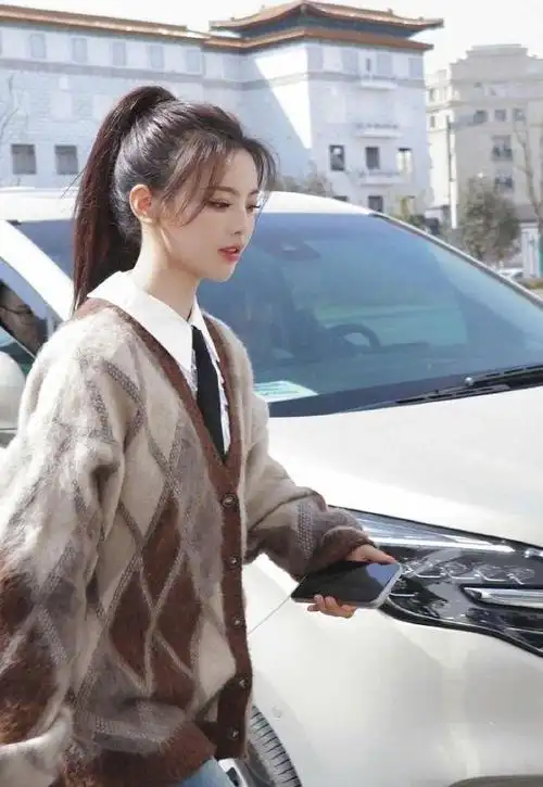 马尾辫是最能彰显青春活力的发型,操作起来也十分简单,只需要准备一款