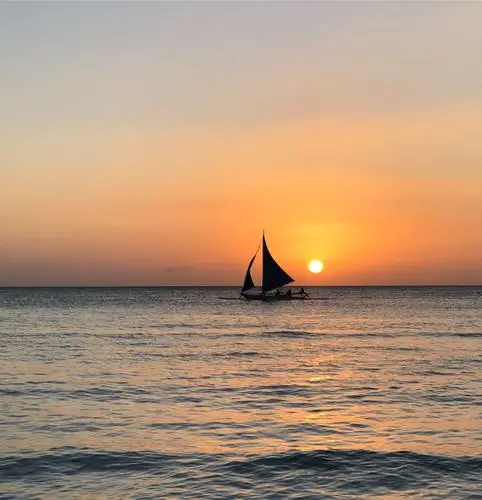 站在岸边拍摄夕阳下各种姿态的帆船,似乎静止在大海上,好唯美的画面!