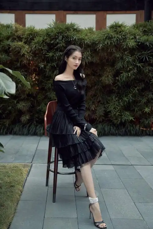 原创可盐可甜的国民闺女关晓彤演绎着自己的气质时尚