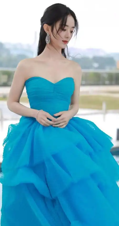 明星壁纸‖赵丽颖 蓝色抹胸裙写真_网易订阅