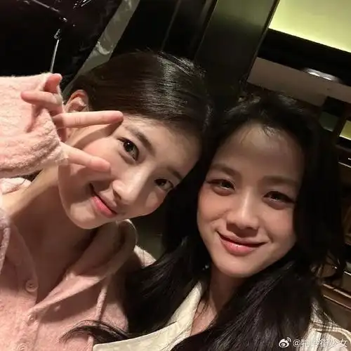 每次汤唯自拍合照出来,最常看到的一句话就是