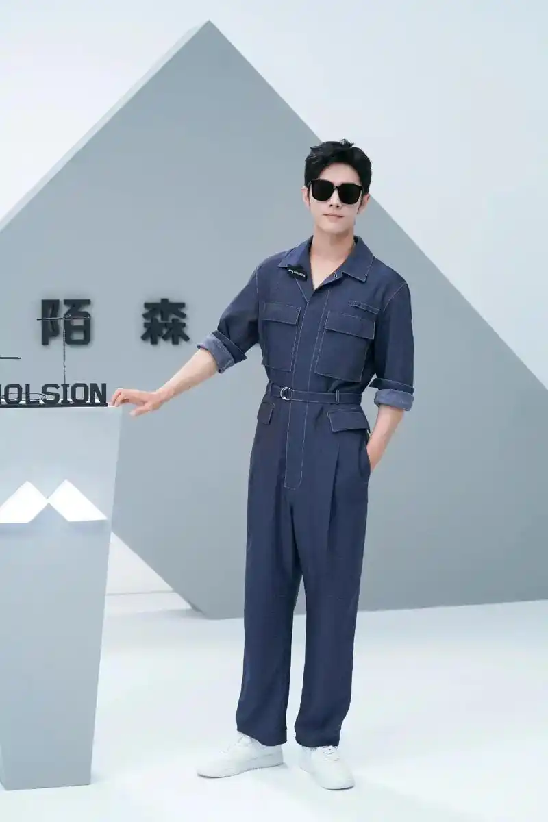 西装工装连体裤带上墨镜帅的一批.#肖战陌森眼镜品牌代言人 # - 抖音