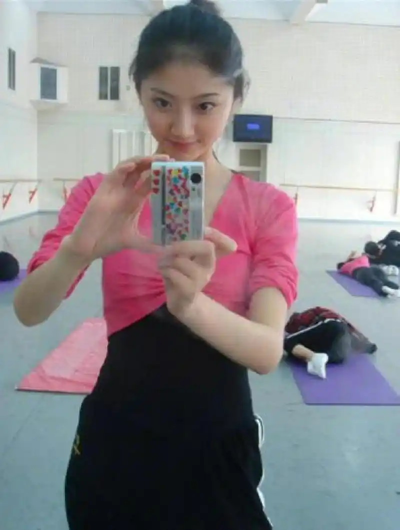 景甜在大学期间的练功照,虽是素颜却依然清纯可人.