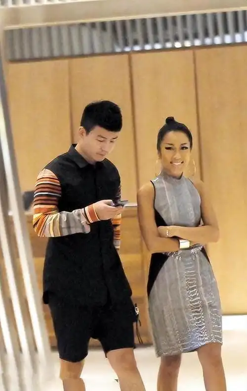 可结局如你我所见,刘石坚付出巨大的代价惨烈收场,一年后刘石坚与圈外