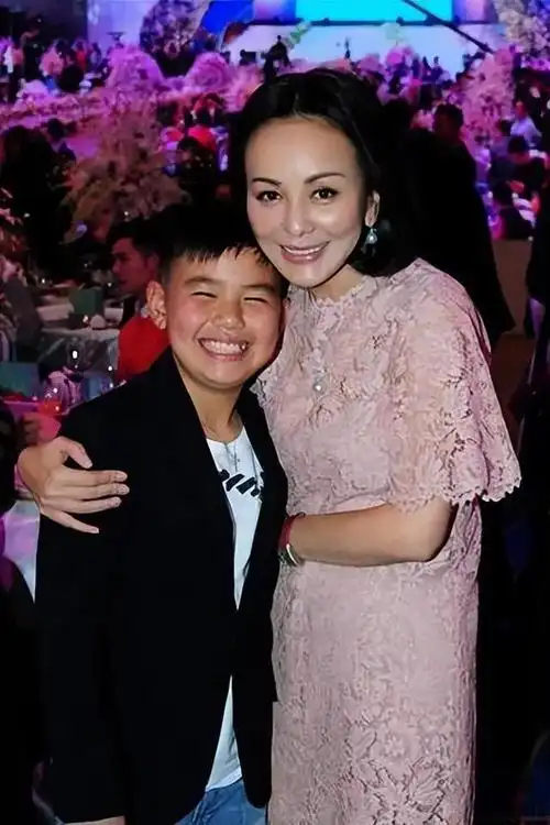 "雪姨"王琳:与两任富豪老公离婚后,她独自抚养儿子的艰辛岁月