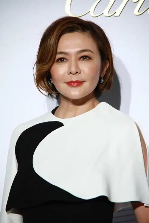 关之琳的美不受时间限制穿黑白配色连衣裙配波波头哪像57岁了