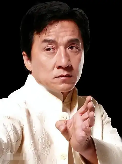 成龙|68岁成龙长居内地,参与聚餐还紧搂女粉丝合影,疑似醉酒被人扶走