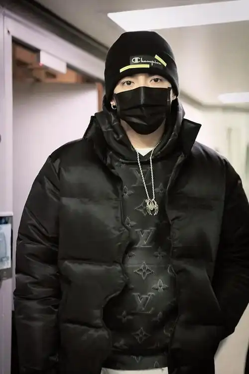 组图:吴亦凡黑色look潮酷满分 口罩难遮帅颜大长腿霸屏太优越