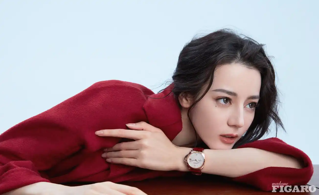 迪丽热巴清冷酷感写真