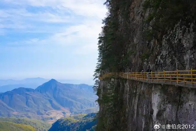 从明月山入口坐缆车直达海拔1600米的山顶,下了缆车旁边就是滑雪场