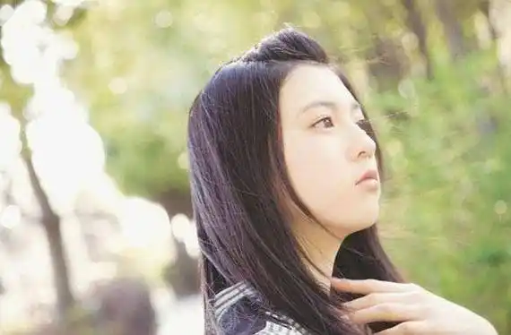 周杰伦mv女主角自曝高中时还与父亲共浴,称父亲是自己理想型_长发