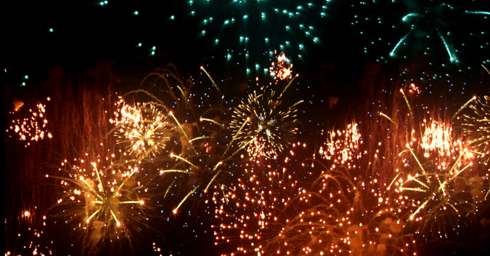 夜晚满天的烟花绽放视频素材-92素材网