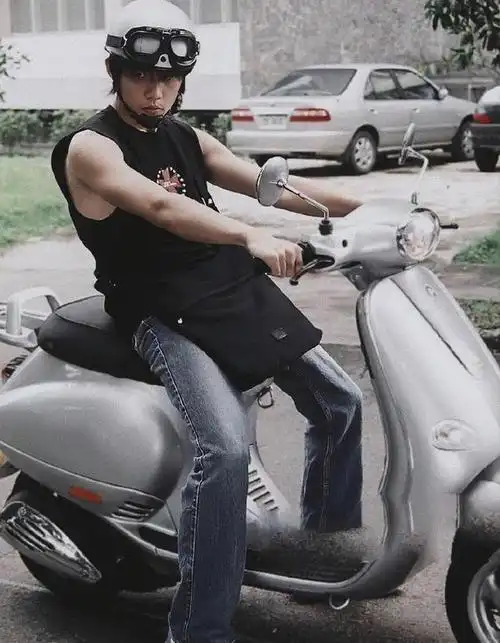 此刻,不仅仅是在回忆照片中那个年轻的周杰伦,我们还在庆祝这位音乐