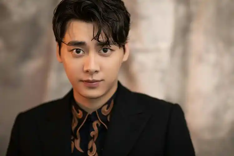 evangyifenglee  11月29日 16:40   关注  李易峰 壁纸 男神 明星