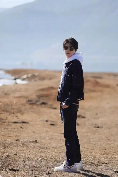 王俊凯恰好是少年大片被暖阳笼罩温柔满溢