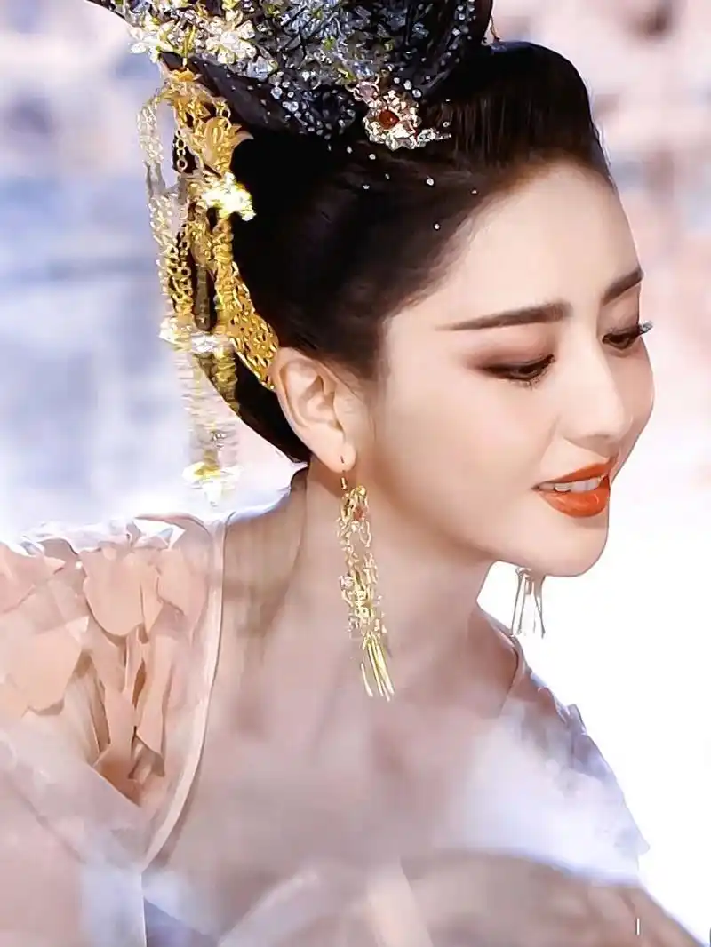 佟丽娅穿古装在舞台上"发光发热"