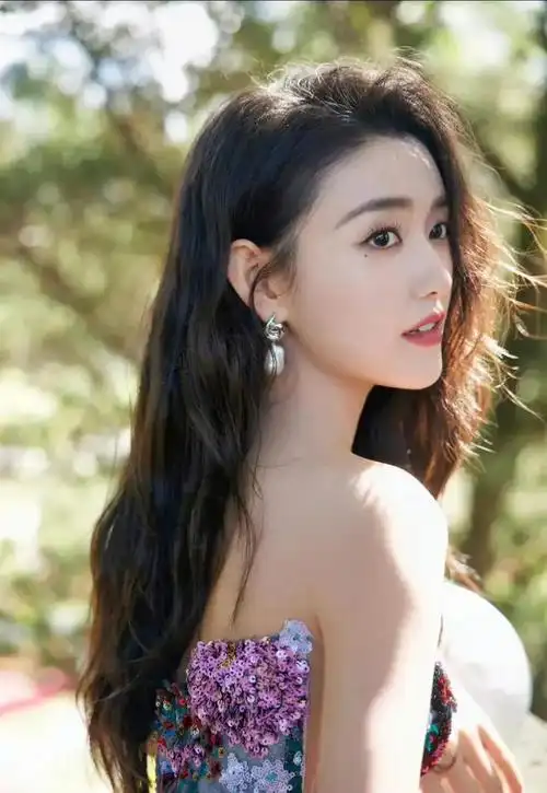 蒋依依肤白貌美