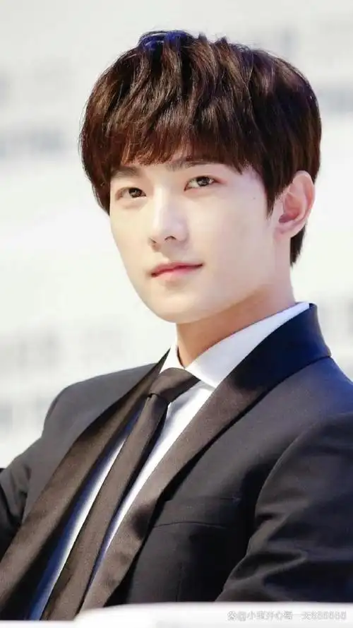 杨洋一口气发了八条动态,与粉丝互动,演技遭吐槽!