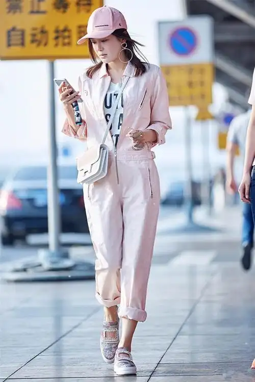 秦岚机场粉嫩街拍图片_明星_美桌图片库