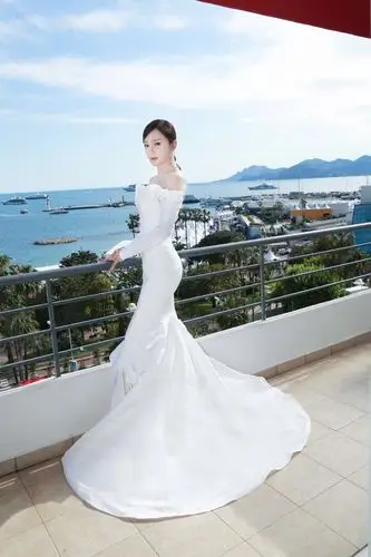 秦岚侧影大秀蜜桃臀 纤细身材被网友称腰精本人