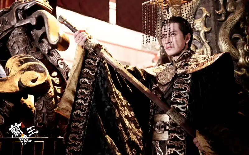 这部电视剧以动荡的历史环境为背景,在一次次的战争中,几个人的爱恨