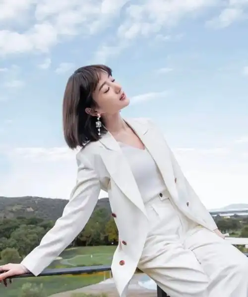 白色系穿搭,还得看毛晓彤,一身白色西装穿出了"女侠范"