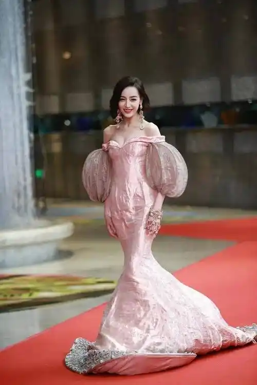 那些年辣眼睛的红毯造型,没有最丑,只有更丑_衣服_姐姐_美的