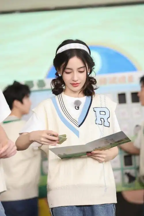 组图angelababy学院风穿搭减龄双麻花辫搭发卡乖巧甜美