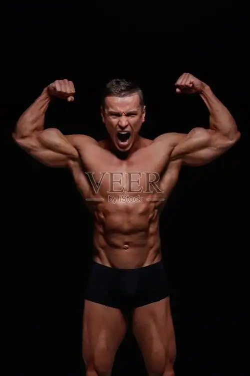 肌肉男摆姿势照片摄影图片