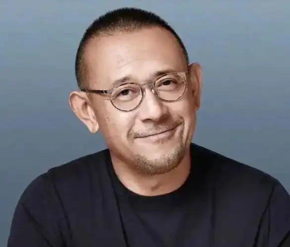 姜文一家四口罕同框!46岁周韵断崖衰老认不出,俩儿子颜值像姜文