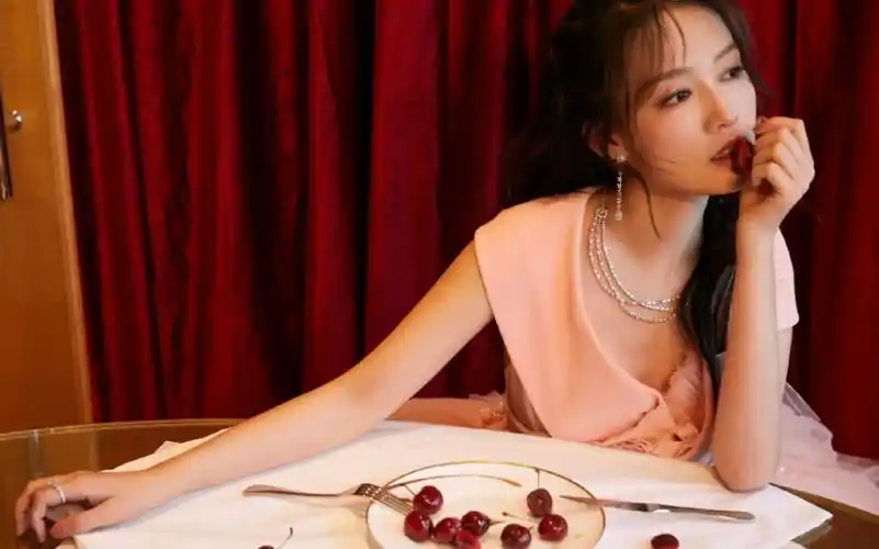 李沁身穿粉色公主裙亮相红毯,温柔而不失可爱,在逃橱窗娃娃真的好美啊