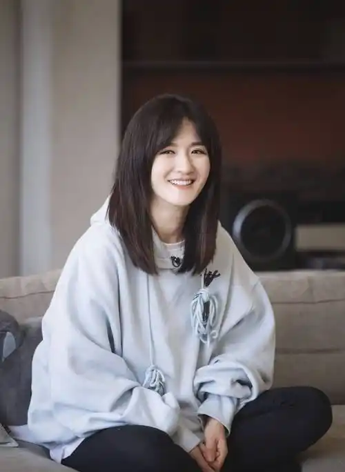 谢娜素颜照被曝光,10岁小女孩遭谢娜粉丝疯狂网暴谩骂,不断求饶