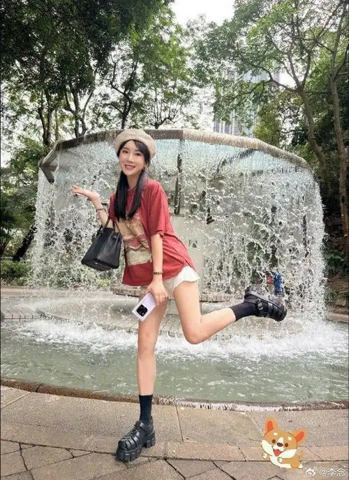 "阔太"李念近照曝光,扎双马尾打扮少女,身材纤瘦不像三娃辣妈