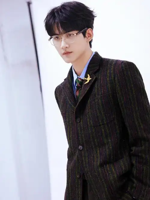 西装领带金丝眼镜一戴好帅,周柯宇更新颜值大片!