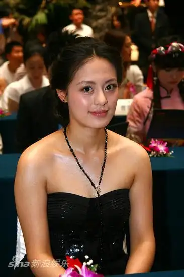 图文:《香格里拉》开机-王力可秀香肩