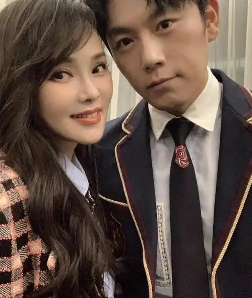 秦昊老婆现身霉霉演唱会56岁伊能静穿短裙扮可爱睫毛掉了