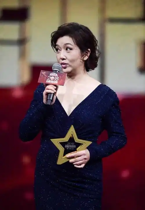 二婚后的江珊认不出!穿深v裹身裙烫卷发,虽身材发福却韵味满满