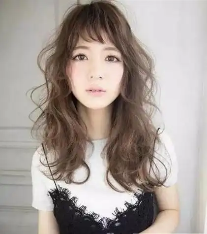 大脸女生适合的显瘦外国人风烫卷发发型